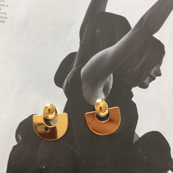 Monet Jewelry - Vintage Monet gold toned earrings
